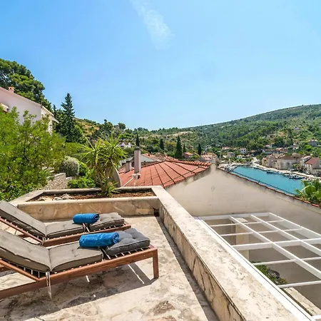 Front In - Milna 4* Bobovisca